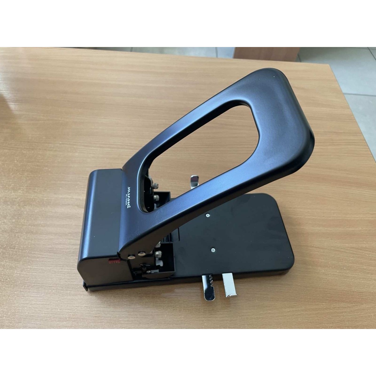 Дырокол металлический мощный до 100 листов, с линейкой, черный,